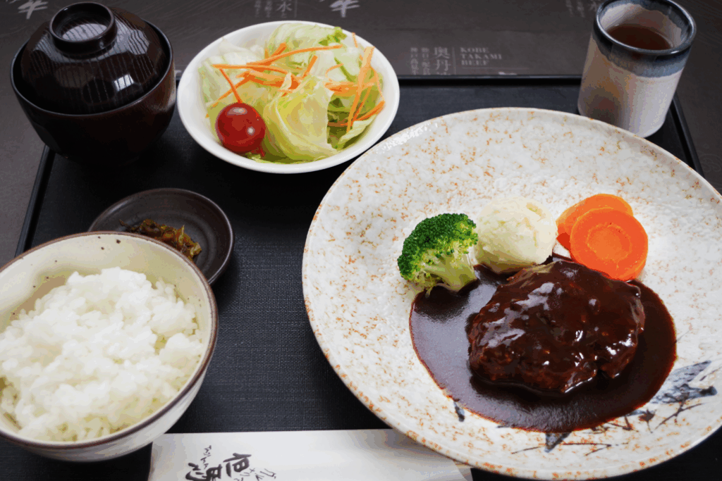 ハンバーグ定食　1,600円(税込)
